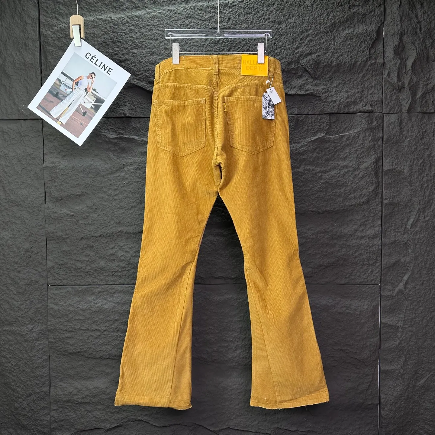 P260 GALLERY DEPT. 2025 new corduroy all-over embroidery stitching couple's style loose bootcut jeans 🔥High version🔥High version🔥 Top ceiling quality Styles with different washed textures, very friendly to people with thin legs and thick legs, the loose version of the boot very much modifies the leg shape Moderate length that never goes out of style, easy to match with casually, basic styling for various styles, a must-have in the wardrobe! The fabric is stiff but also makes the upper body soft without losing texture. The washing process is even more perfect. It is a must-have item for everyone! ! ! Washed wheat, hang tag, pants label, complete with three labels Color: ginger Size: 28, 30, 32, 34, 36 (five sizes)